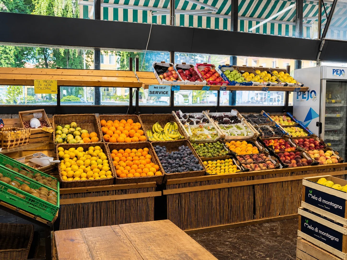 Il reparto frutta con l'assortimento di stagione Il reparto frutta con l'assortimento di stagione